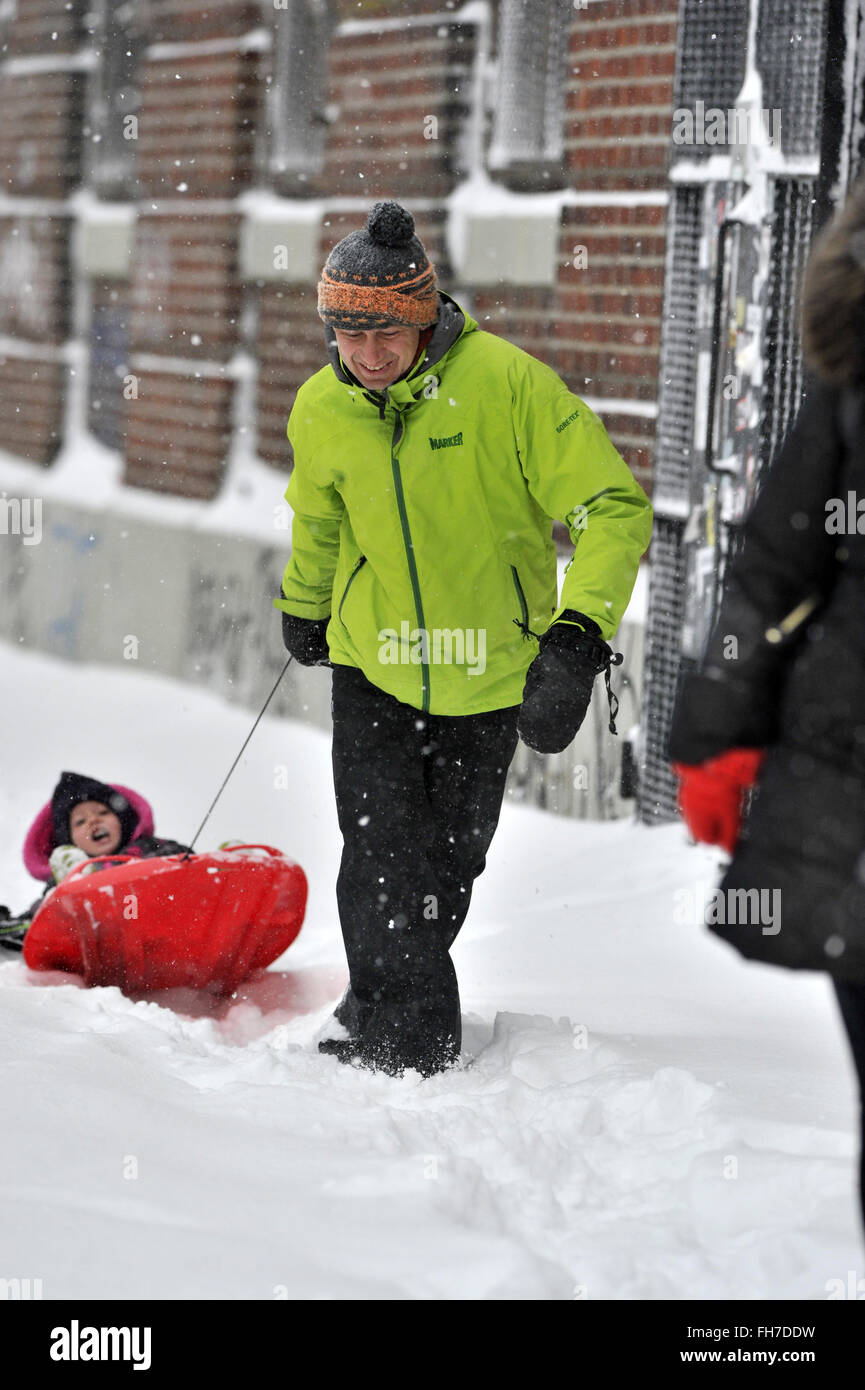 La neve continua a cadere come i Newyorkesi di Williamsburg, Brooklyn provate ad andare su ogni giorno business o tentare di godere la neve. Oltre 11 cm di neve caduti durante la notte e la neve è previsto per il resto della giornata. Questo potrebbe essere uno dei primi cinque peggiori tempeste della storia di NYC secondo sindaco della città, Bill de Blasio. Dotato di: atmosfera dove: la città di New York, New York, Stati Uniti quando: 23 Gen 2016 Foto Stock