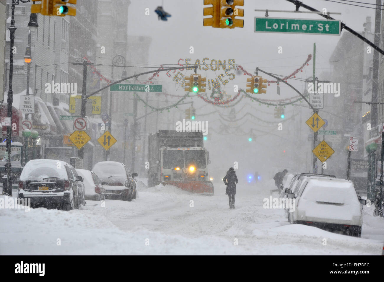 La neve continua a cadere come i Newyorkesi di Williamsburg, Brooklyn provate ad andare su ogni giorno business o tentare di godere la neve. Oltre 11 cm di neve caduti durante la notte e la neve è previsto per il resto della giornata. Questo potrebbe essere uno dei primi cinque peggiori tempeste della storia di NYC secondo sindaco della città, Bill de Blasio. Dotato di: atmosfera dove: la città di New York, New York, Stati Uniti quando: 23 Gen 2016 Foto Stock