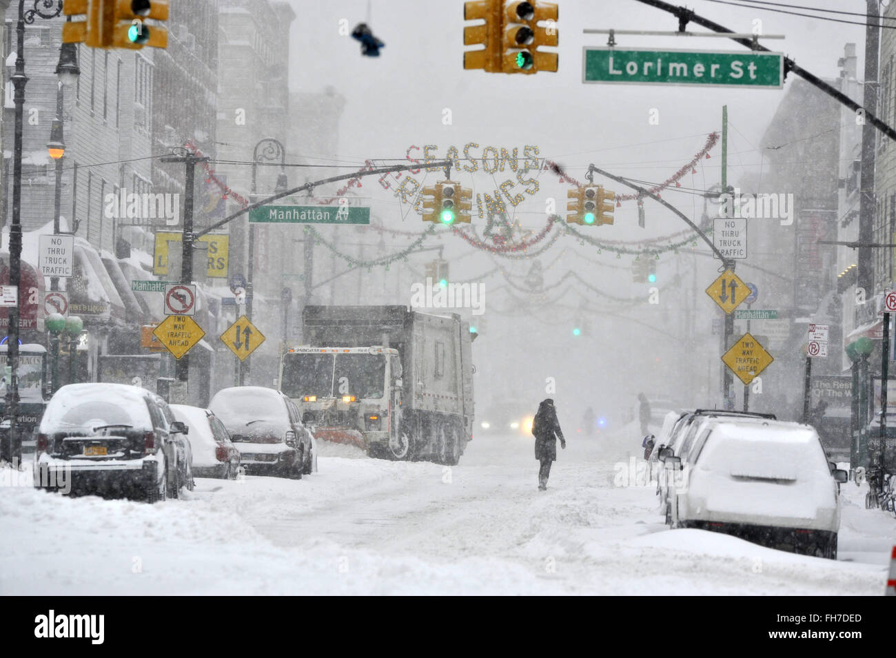 La neve continua a cadere come i Newyorkesi di Williamsburg, Brooklyn provate ad andare su ogni giorno business o tentare di godere la neve. Oltre 11 cm di neve caduti durante la notte e la neve è previsto per il resto della giornata. Questo potrebbe essere uno dei primi cinque peggiori tempeste della storia di NYC secondo sindaco della città, Bill de Blasio. Dotato di: atmosfera dove: la città di New York, New York, Stati Uniti quando: 23 Gen 2016 Foto Stock
