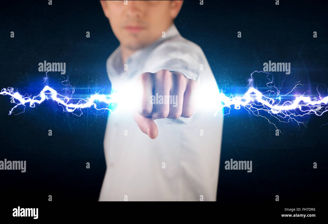 Business man holding elettricità vite di luce nelle sue mani Foto Stock
