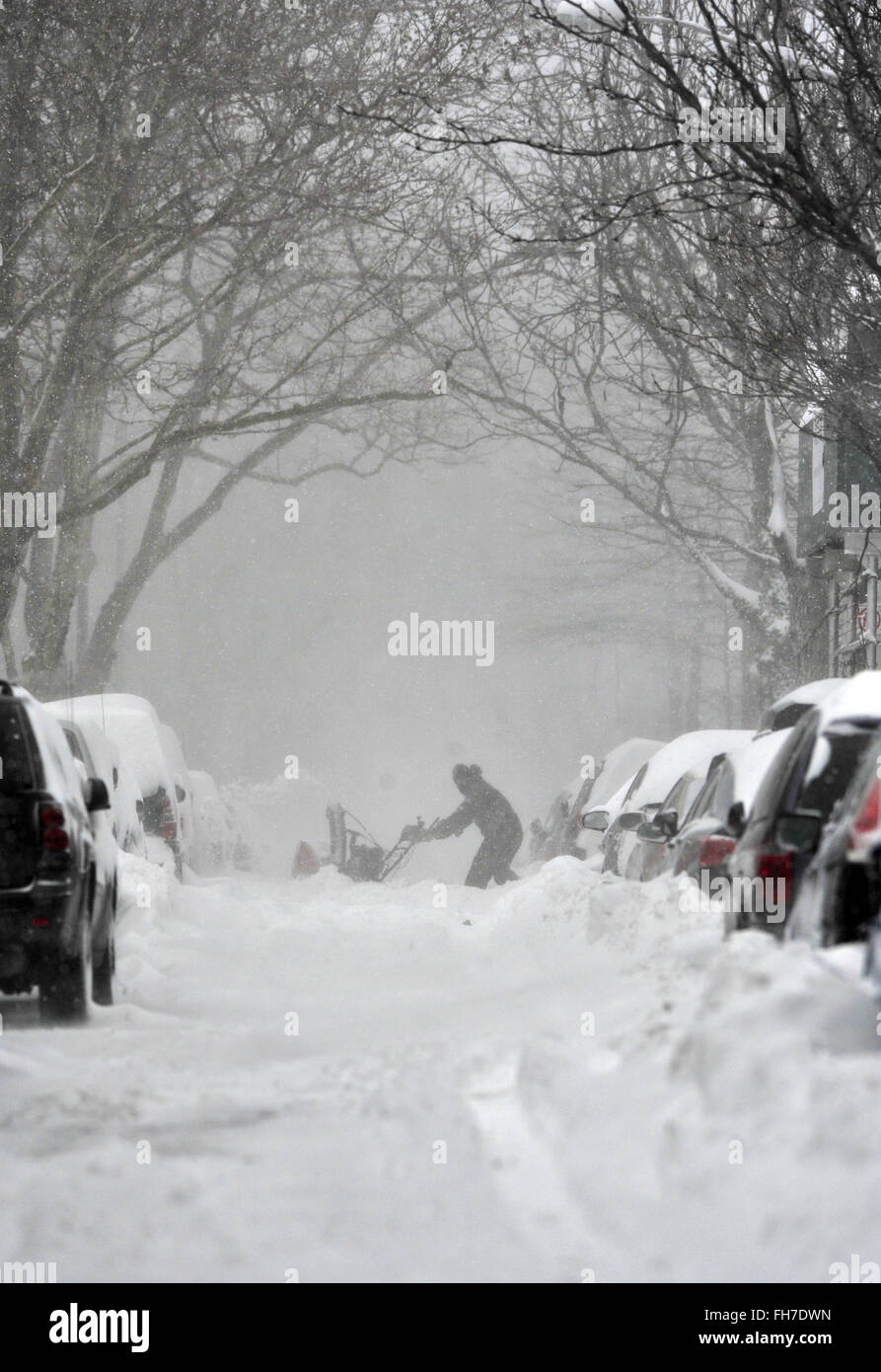 La neve continua a cadere come i Newyorkesi di Williamsburg, Brooklyn provate ad andare su ogni giorno business o tentare di godere la neve. Oltre 11 cm di neve caduti durante la notte e la neve è previsto per il resto della giornata. Questo potrebbe essere uno dei primi cinque peggiori tempeste della storia di NYC secondo sindaco della città, Bill de Blasio. Dotato di: atmosfera dove: la città di New York, New York, Stati Uniti quando: 23 Gen 2016 Foto Stock