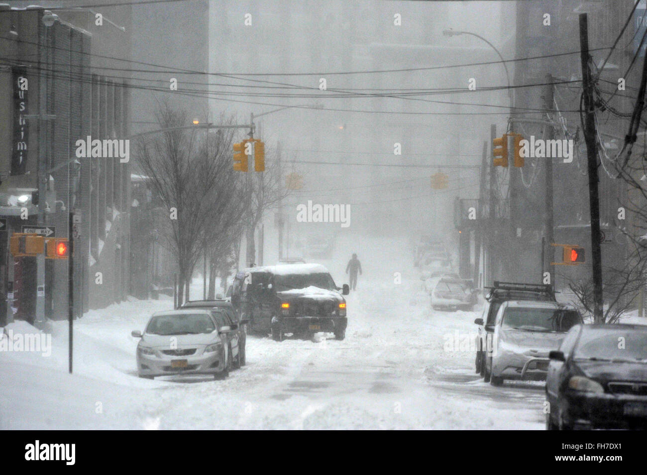 La neve continua a cadere come i Newyorkesi di Williamsburg, Brooklyn provate ad andare su ogni giorno business o tentare di godere la neve. Oltre 11 cm di neve caduti durante la notte e la neve è previsto per il resto della giornata. Questo potrebbe essere uno dei primi cinque peggiori tempeste della storia di NYC secondo sindaco della città, Bill de Blasio. Dotato di: atmosfera dove: la città di New York, New York, Stati Uniti quando: 23 Gen 2016 Foto Stock