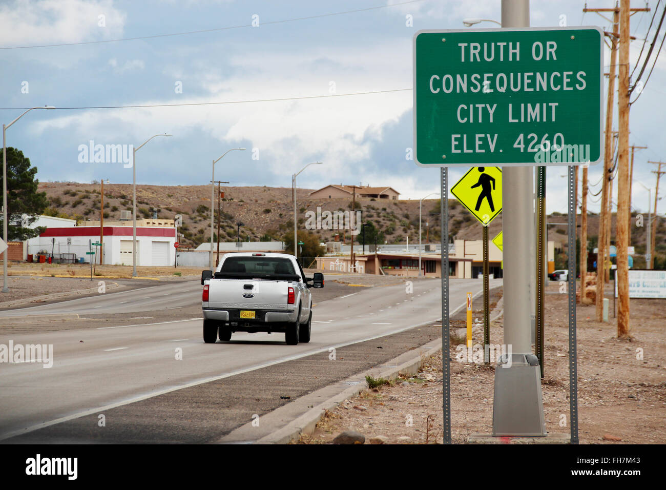 Una unità di automobili passato la città segno della verità o conseguenze, Nuovo Messico, USA, 26 novembre 2016. Nel 1950 la città di re-denominato stesso dopo il quiz show verità o conseguenze. Foto: Christina Horsten/dpa Foto Stock