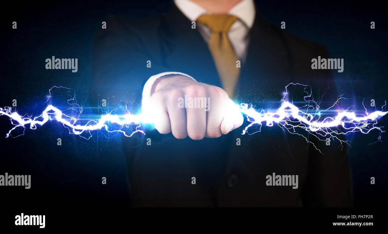Business man holding elettricità vite di luce nelle sue mani Foto Stock