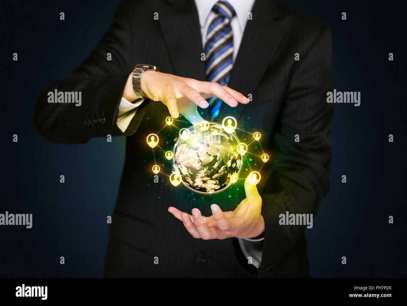 Imprenditore tenendo un social media globe Foto Stock