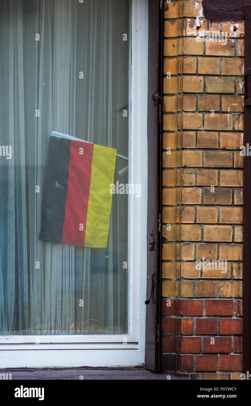 Il tedesco bandiera nazionale in una finestra Foto Stock