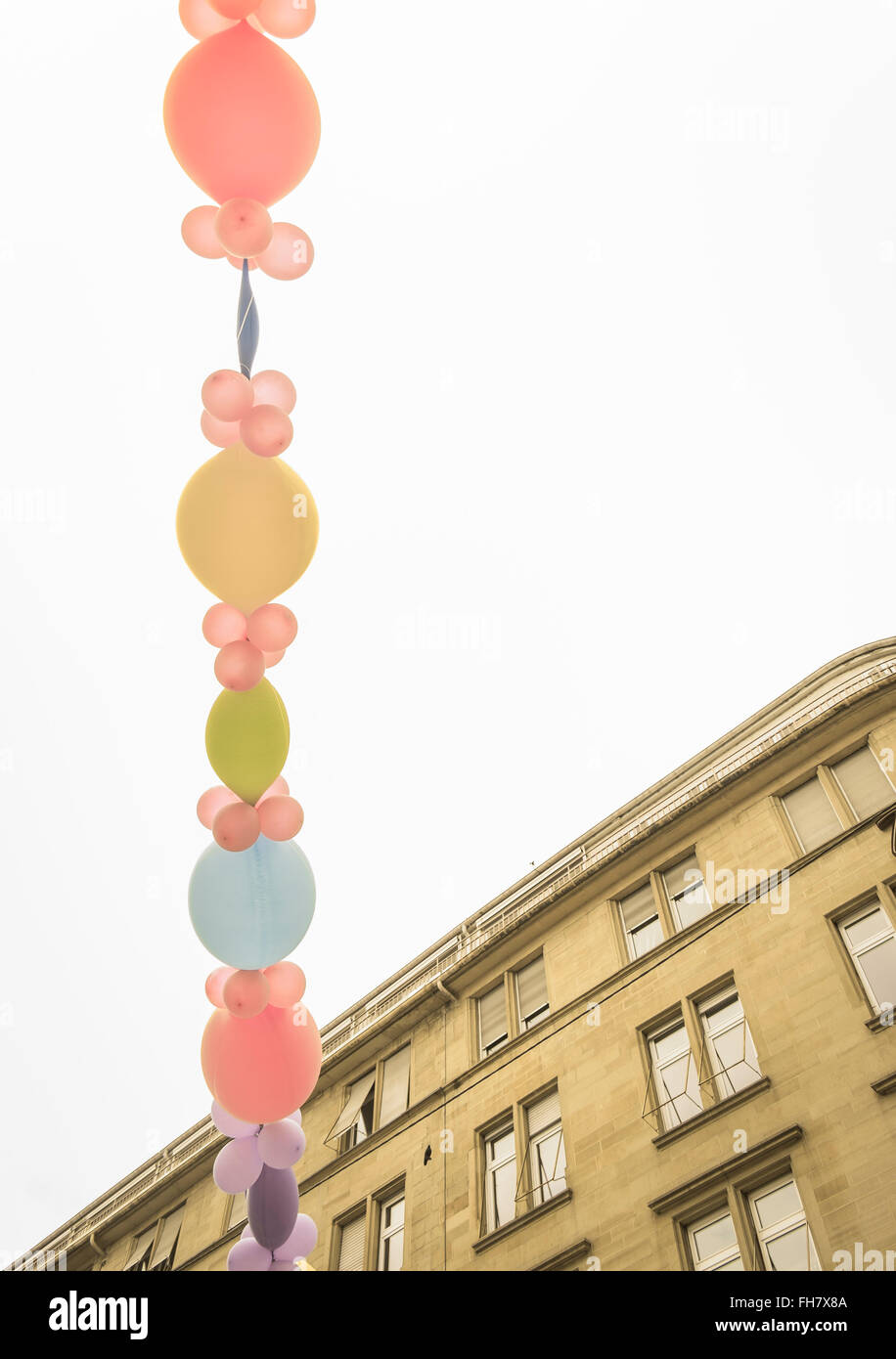 Palloncini sulla stringa, vista parziale di edilizia residenziale Foto Stock