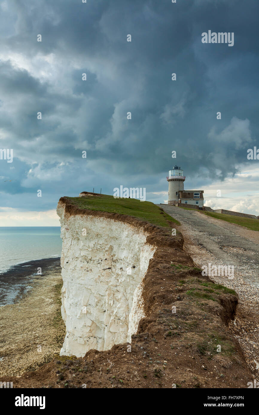 Tempestoso cieli di belle tout faro in east sussex, Inghilterra. Foto Stock