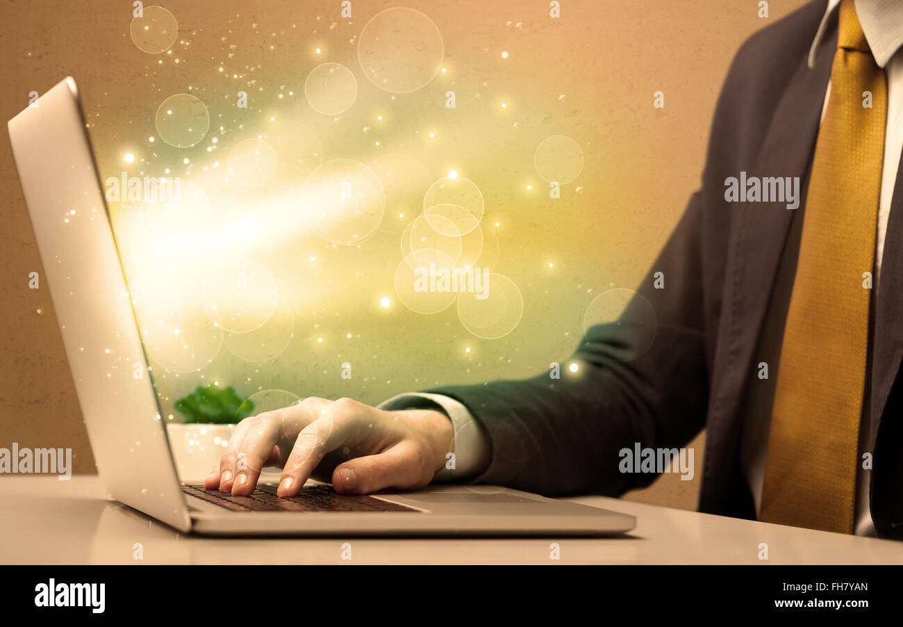 Imprenditore lavorando rapidamente sul computer portatile Foto Stock