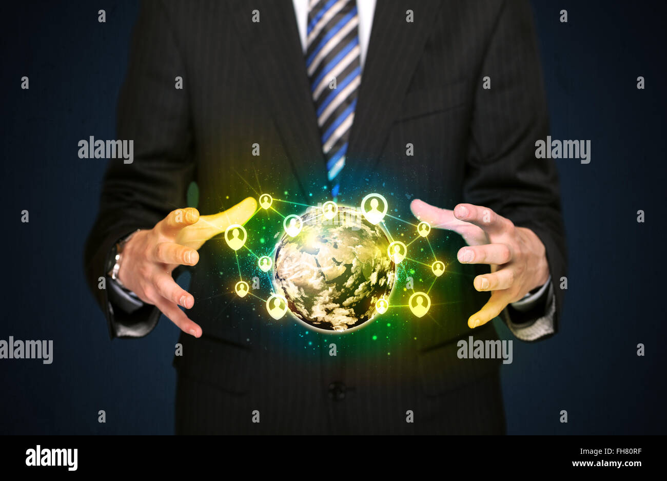 Imprenditore tenendo un social media globe Foto Stock