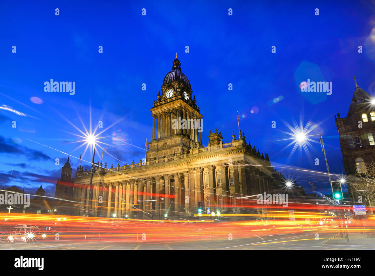 Traffico serale passando leeds municipio costruito nel 1858 progettato da cuthbert brodrick leeds Yorkshire Regno Unito Foto Stock