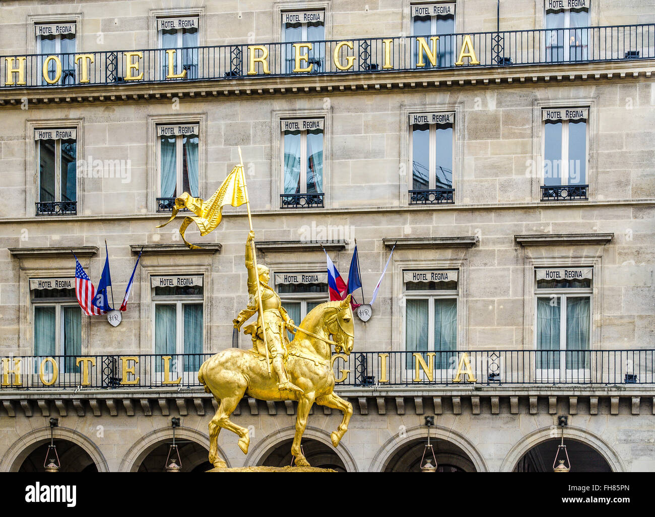 Parigi, Franc - Marzo 17, 2012: La statua dorata di Santa Giovanna d'arco sulla Rue de Rivoli a Parigi, fotografi riprese la Foto Stock