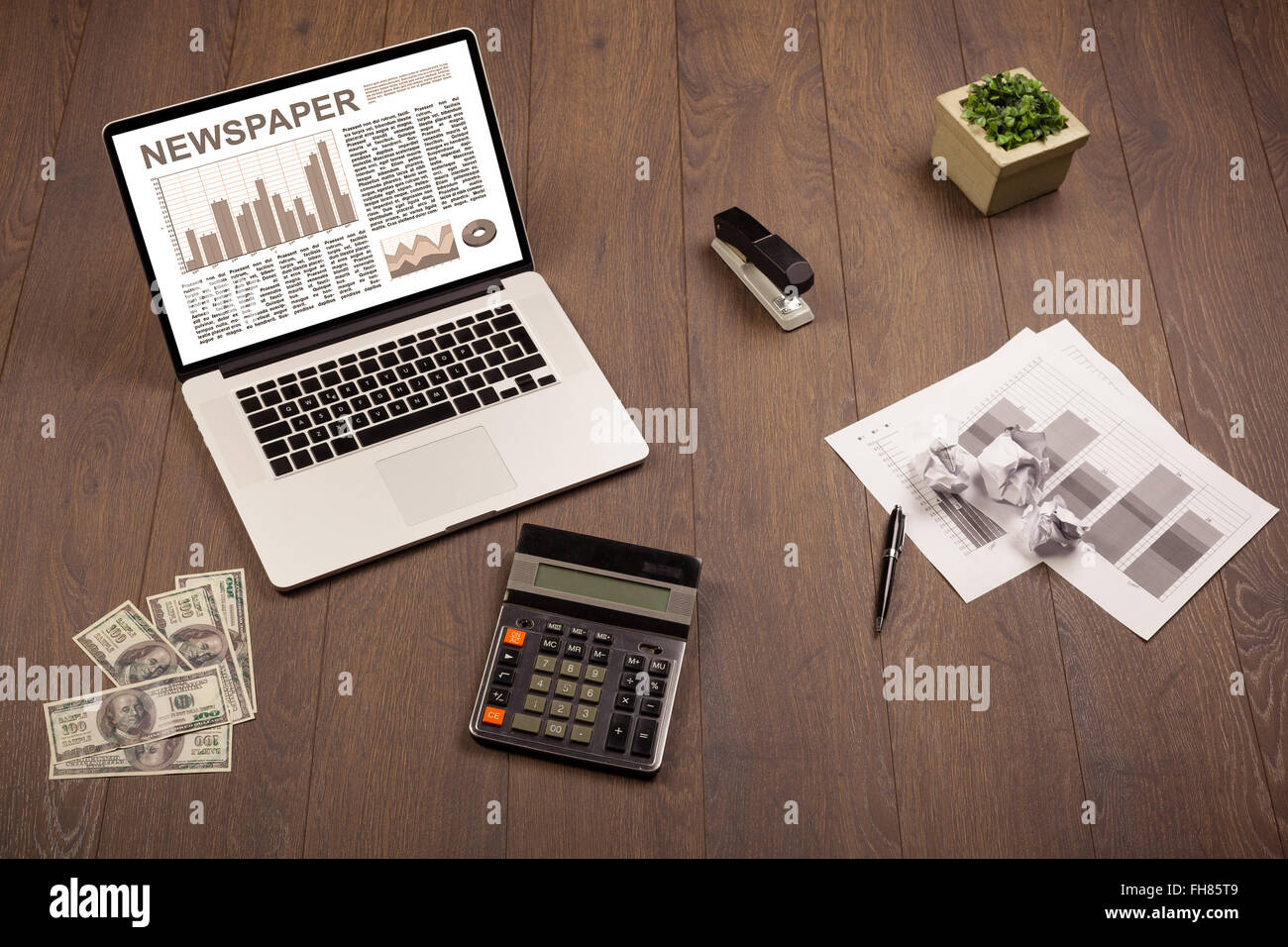 Notebook aziendale con il mercato azionario relazione sulla scrivania in legno Foto Stock
