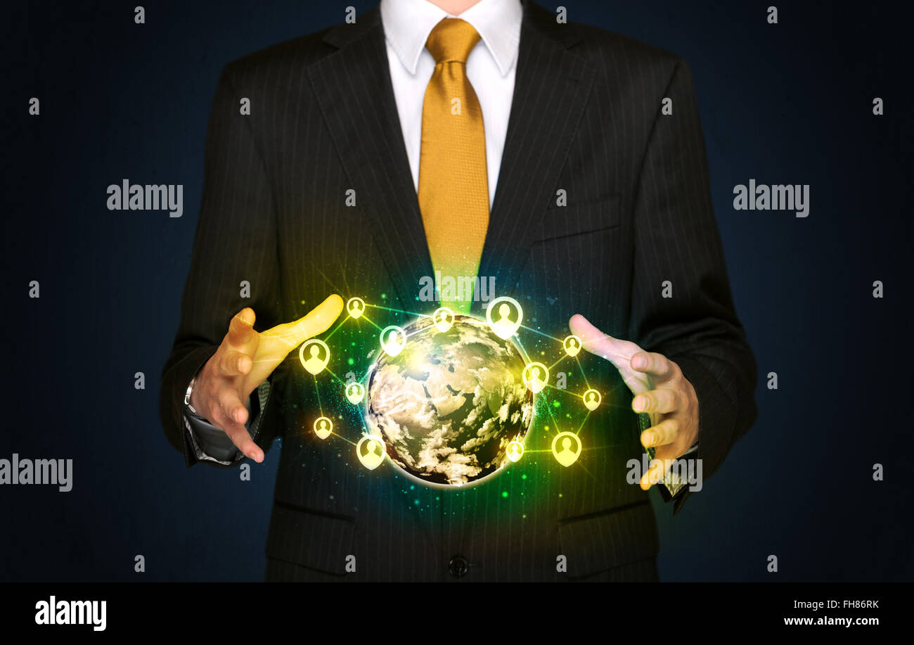 Imprenditore tenendo un social media globe Foto Stock