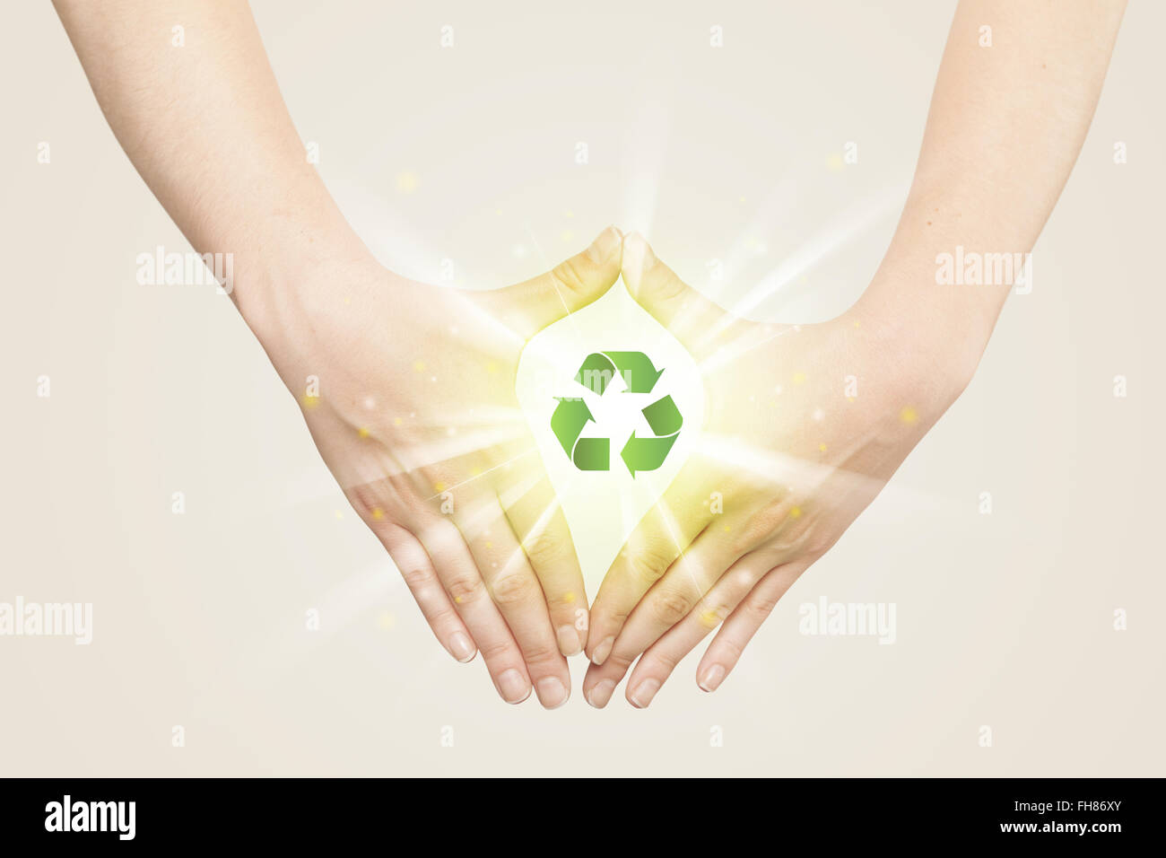 Le mani la creazione di un form con segno di riciclaggio Foto Stock