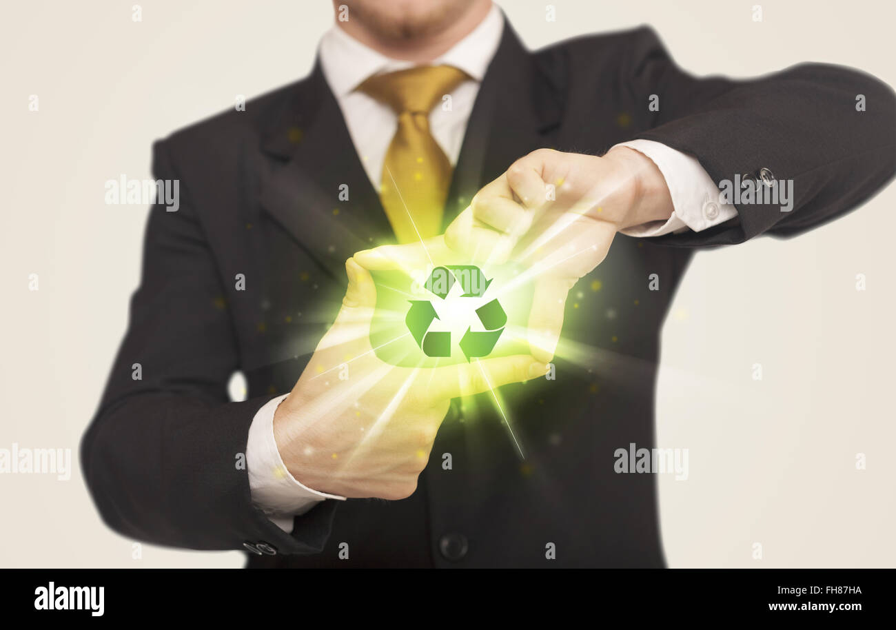 Le mani la creazione di un form con segno di riciclaggio Foto Stock