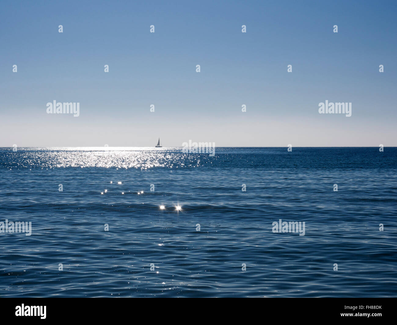 Barca su un blu acqua calma, mare Mediterraneo, provincia di Malaga Costa del Sol. Andalusia Spagna meridionale Foto Stock