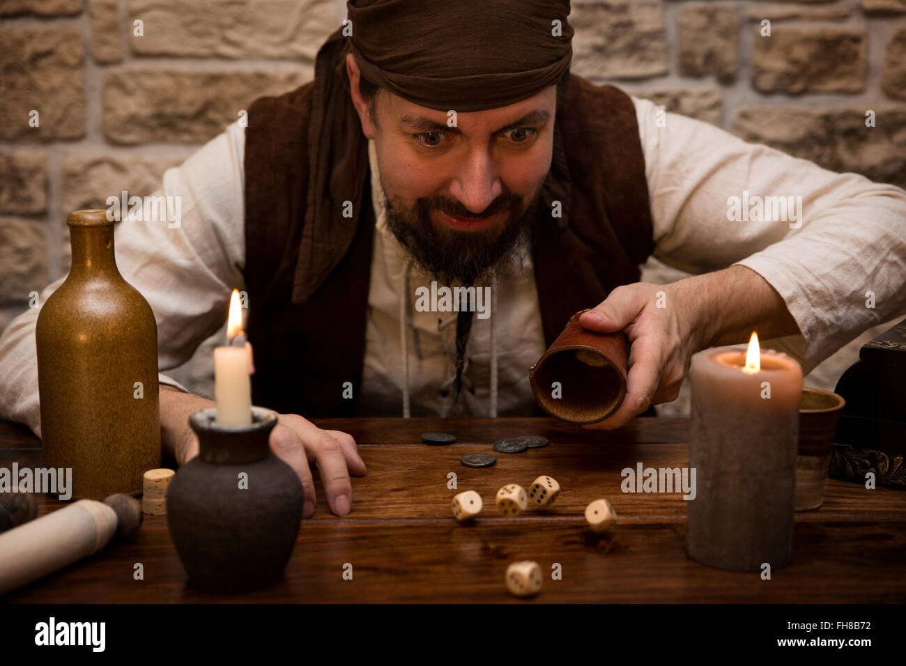 Un pirata è il gioco d'azzardo con dadi su un tavolo medievale, concetto fortuna e successo Foto Stock