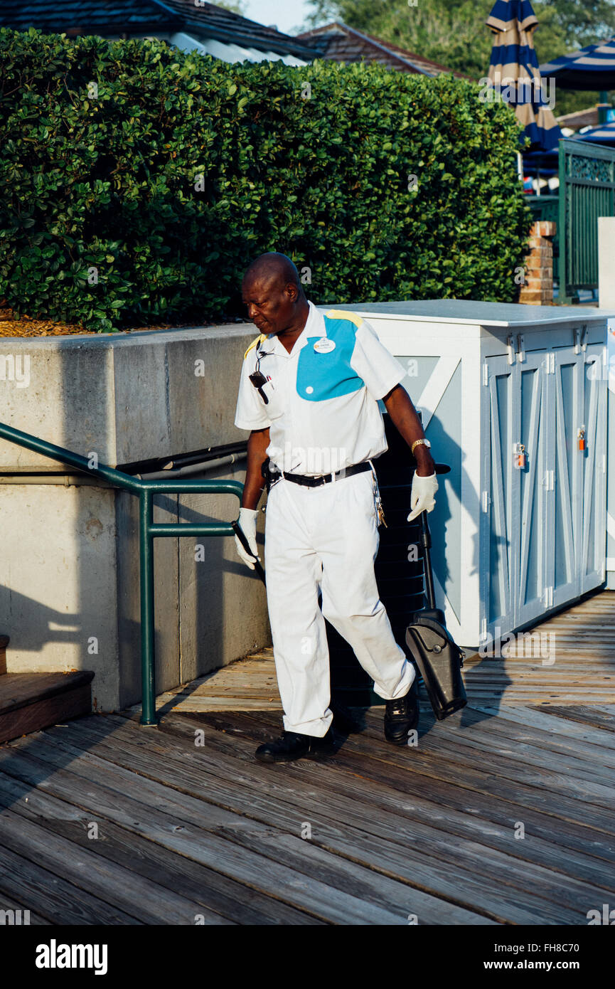 Uomo maturo lavorando duramente nel parco dei divertimenti di Disney World, a Orlando in Florida - USA Foto Stock