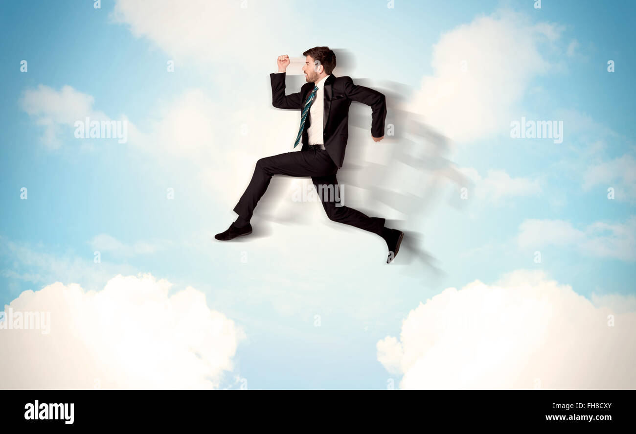 Persona d'affari salta sopra le nuvole nel cielo Foto Stock