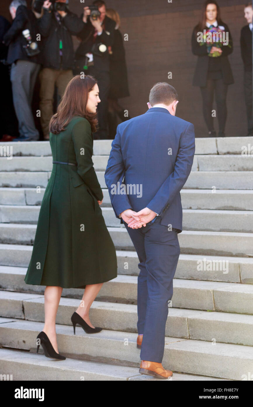 Edimburgo, Scozia. Regno Unito. Il 24 febbraio, 2016. Sala d'arte a Wester Hailers Education Center BEN FORNITO DI SUA ALTEZZA REALE IL PRINCIPE DI GALLES la Duchessa di Cambridge. Pak@ Mera/Alamy Live News. Foto Stock