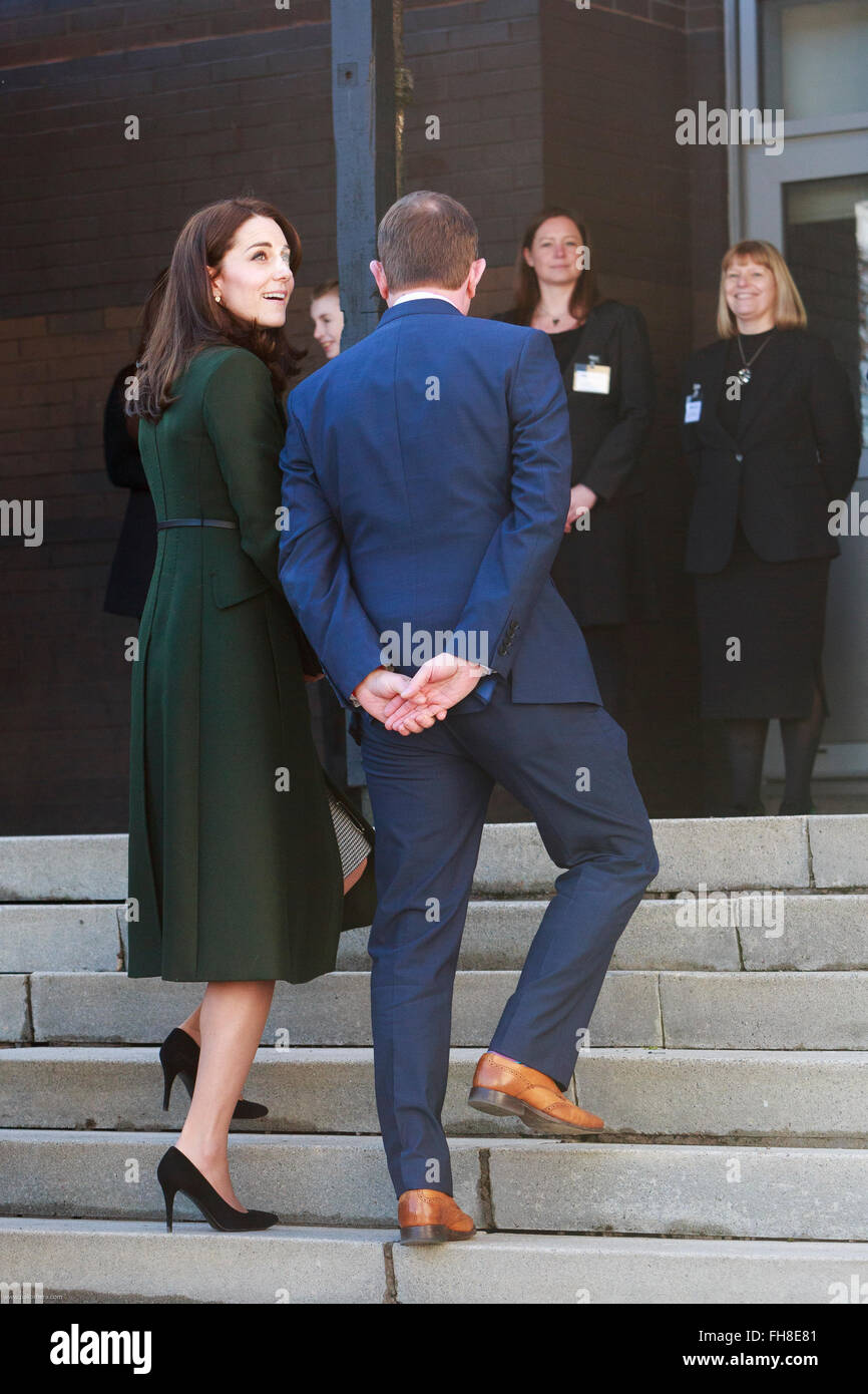 Edimburgo, Scozia. Regno Unito. Il 24 febbraio, 2016. Sala d'arte a Wester Hailers Education Center BEN FORNITO DI SUA ALTEZZA REALE IL PRINCIPE DI GALLES la Duchessa di Cambridge. Pak@ Mera/Alamy Live News. Foto Stock