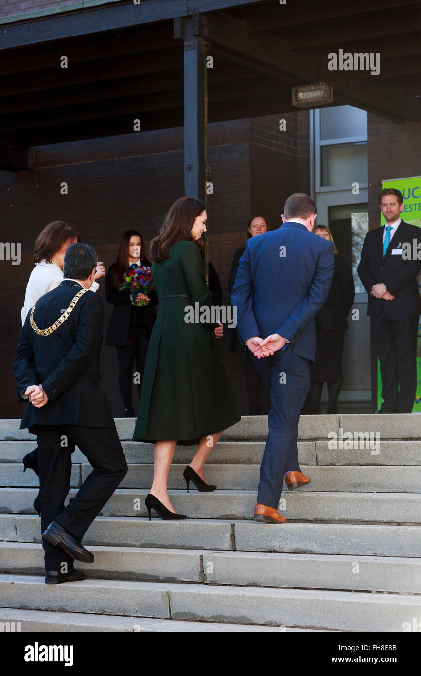 Edimburgo, Scozia. Regno Unito. Il 24 febbraio, 2016. Sala d'arte a Wester Hailers Education Center BEN FORNITO DI SUA ALTEZZA REALE IL PRINCIPE DI GALLES la Duchessa di Cambridge. Pak@ Mera/Alamy Live News. Foto Stock