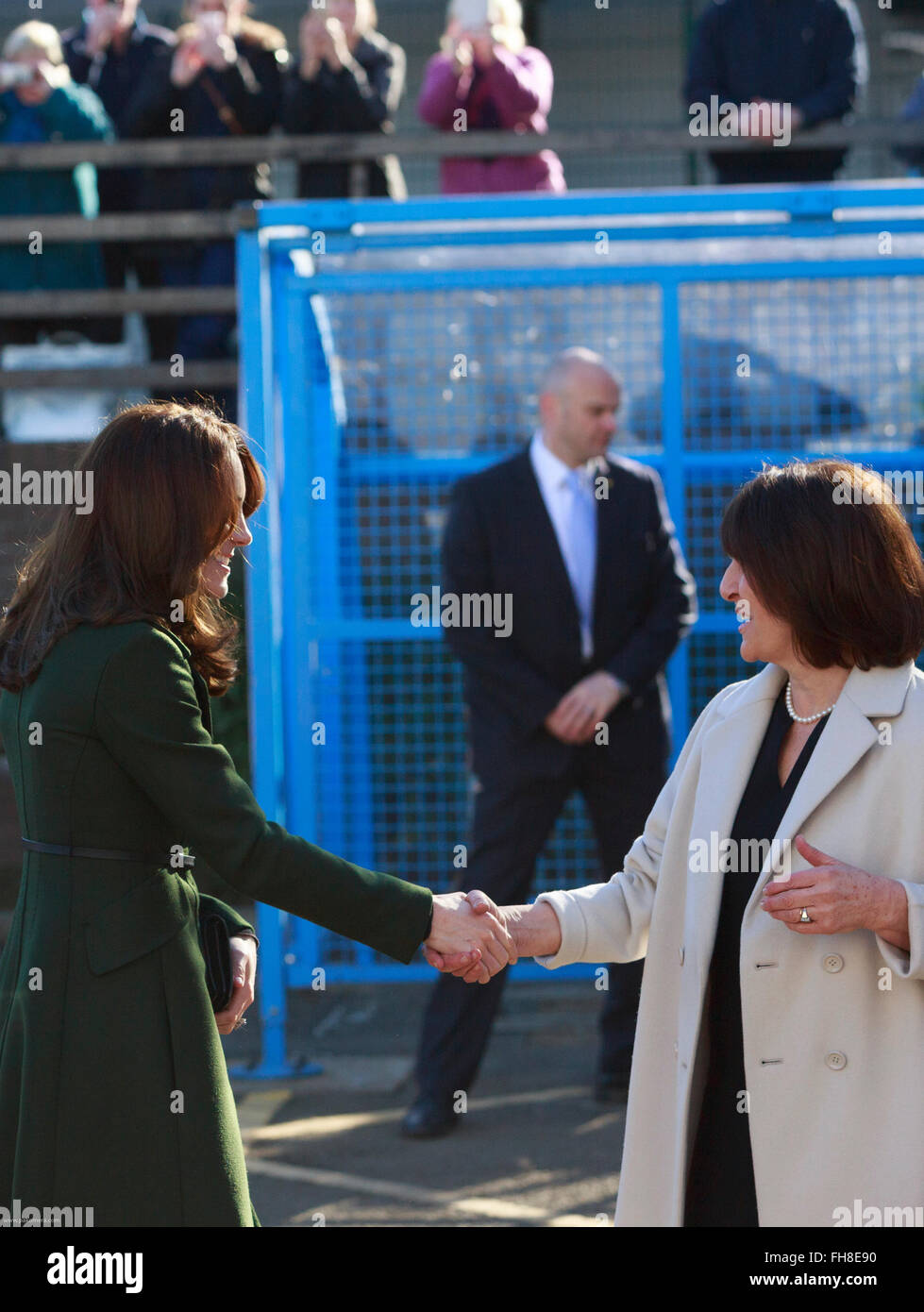Edimburgo, Scozia. Regno Unito. Il 24 febbraio, 2016. Sala d'arte a Wester Hailers Education Center BEN FORNITO DI SUA ALTEZZA REALE IL PRINCIPE DI GALLES la Duchessa di Cambridge. Pak@ Mera/Alamy Live News. Foto Stock