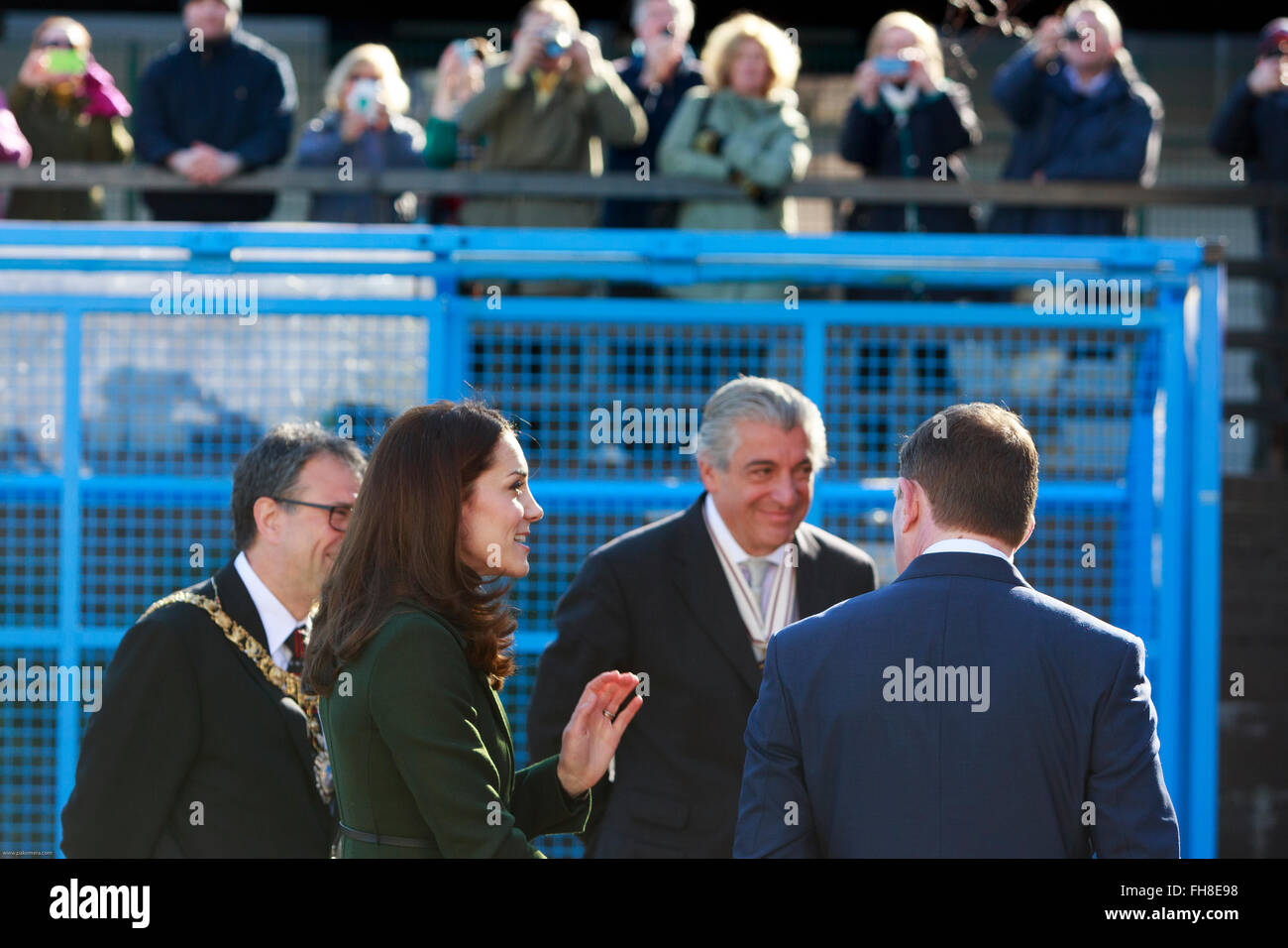 Edimburgo, Scozia. Regno Unito. Il 24 febbraio, 2016. Sala d'arte a Wester Hailers Education Center wellcomes S.A.R. la Duchessa di Cambridge. Pak@ Mera/Alamy Live News. Foto Stock