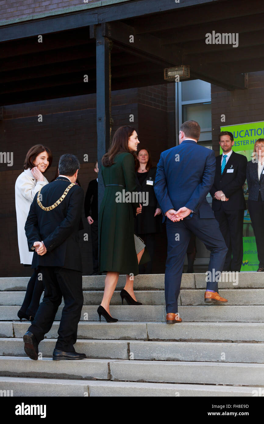 Edimburgo, Scozia. Regno Unito. Il 24 febbraio, 2016. Sala d'arte a Wester Hailers Education Center BEN FORNITO DI SUA ALTEZZA REALE IL PRINCIPE DI GALLES la Duchessa di Cambridge. Pak@ Mera/Alamy Live News. Foto Stock