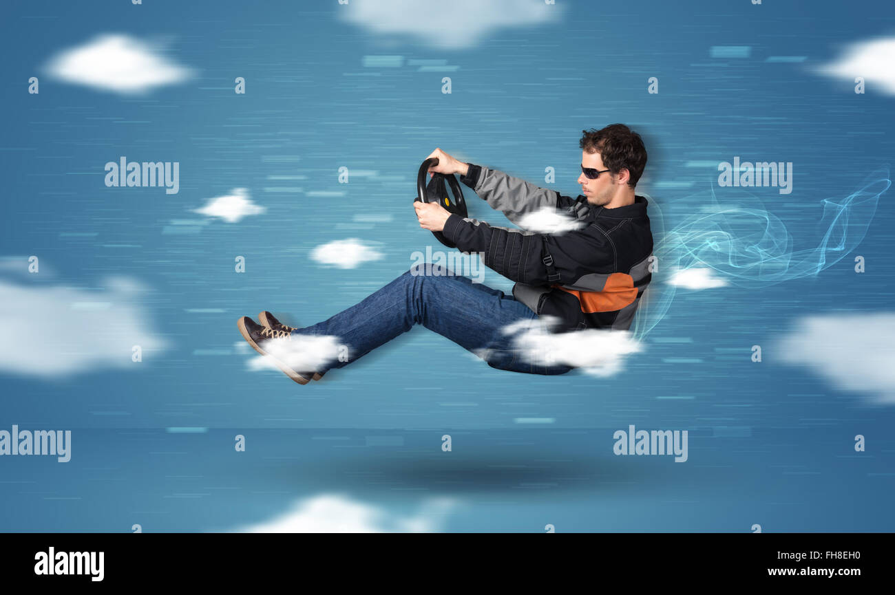Funny racedriver giovane uomo alla guida tra le nuvole concetto Foto Stock