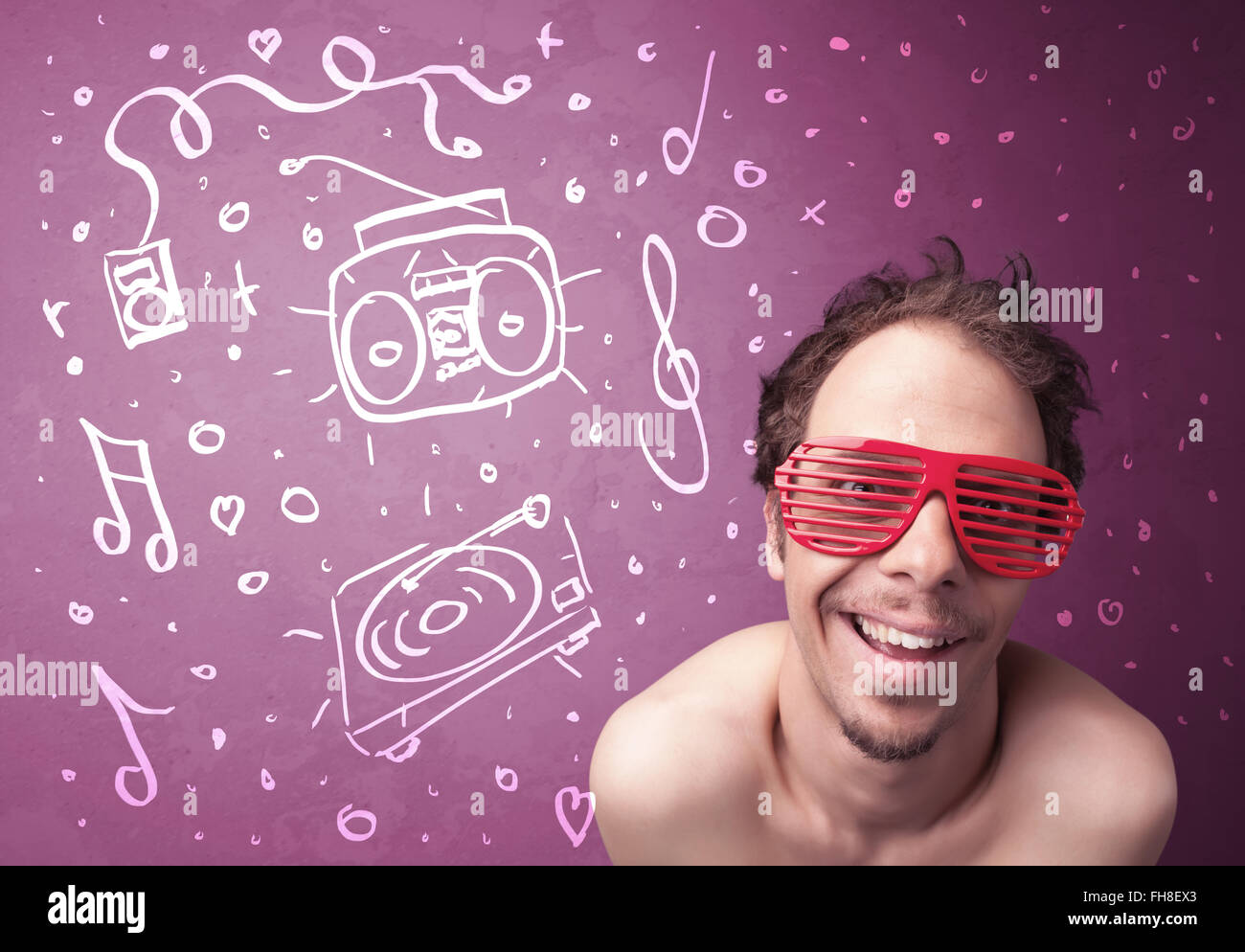 Happy funny guy con sfumature e disegnati a mano icone multimediali Foto Stock