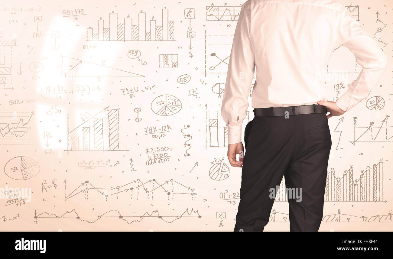 Imprenditore con diagrammi e grafici Foto Stock