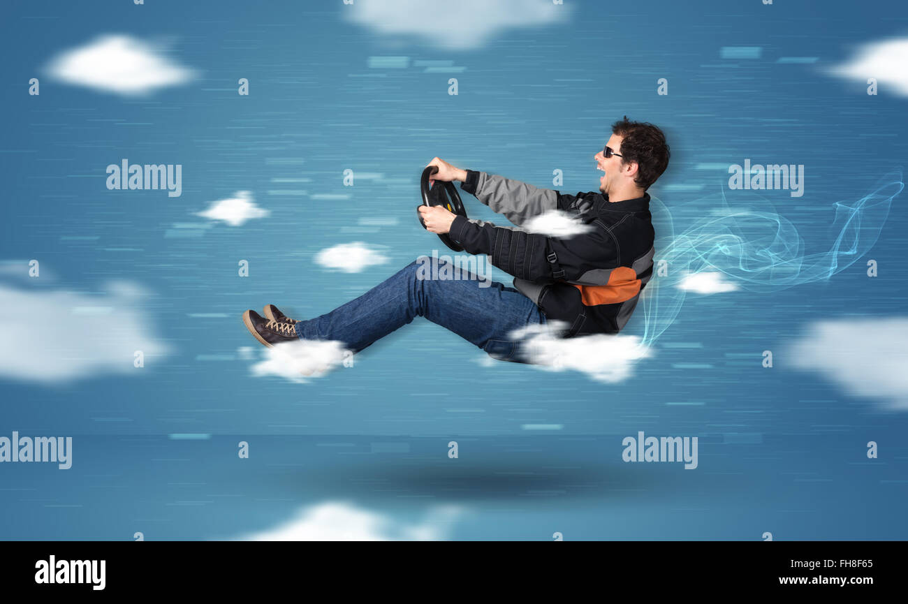Funny racedriver giovane uomo alla guida tra le nuvole concetto Foto Stock