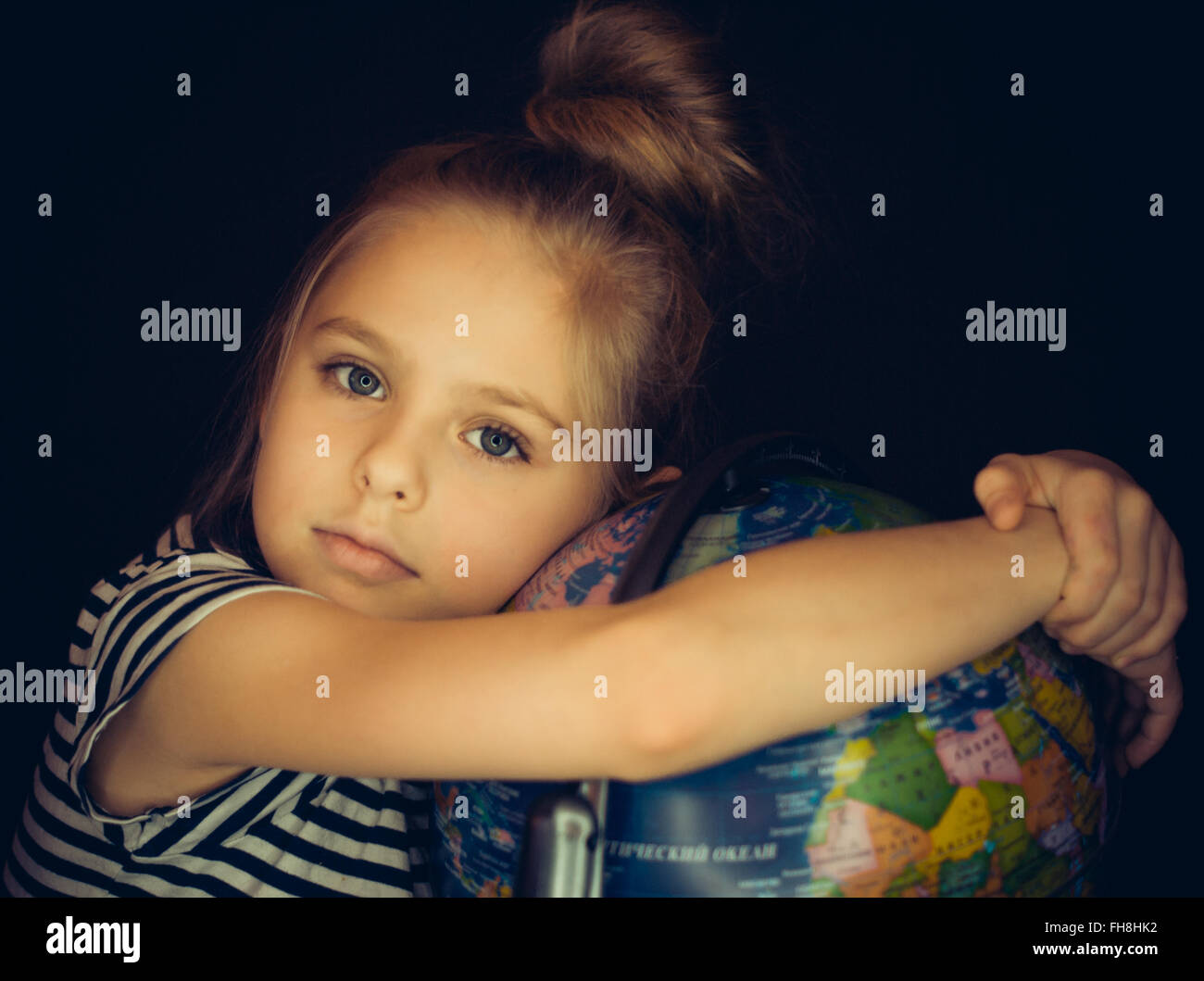 Bella ragazza abbracciando un globo Foto Stock