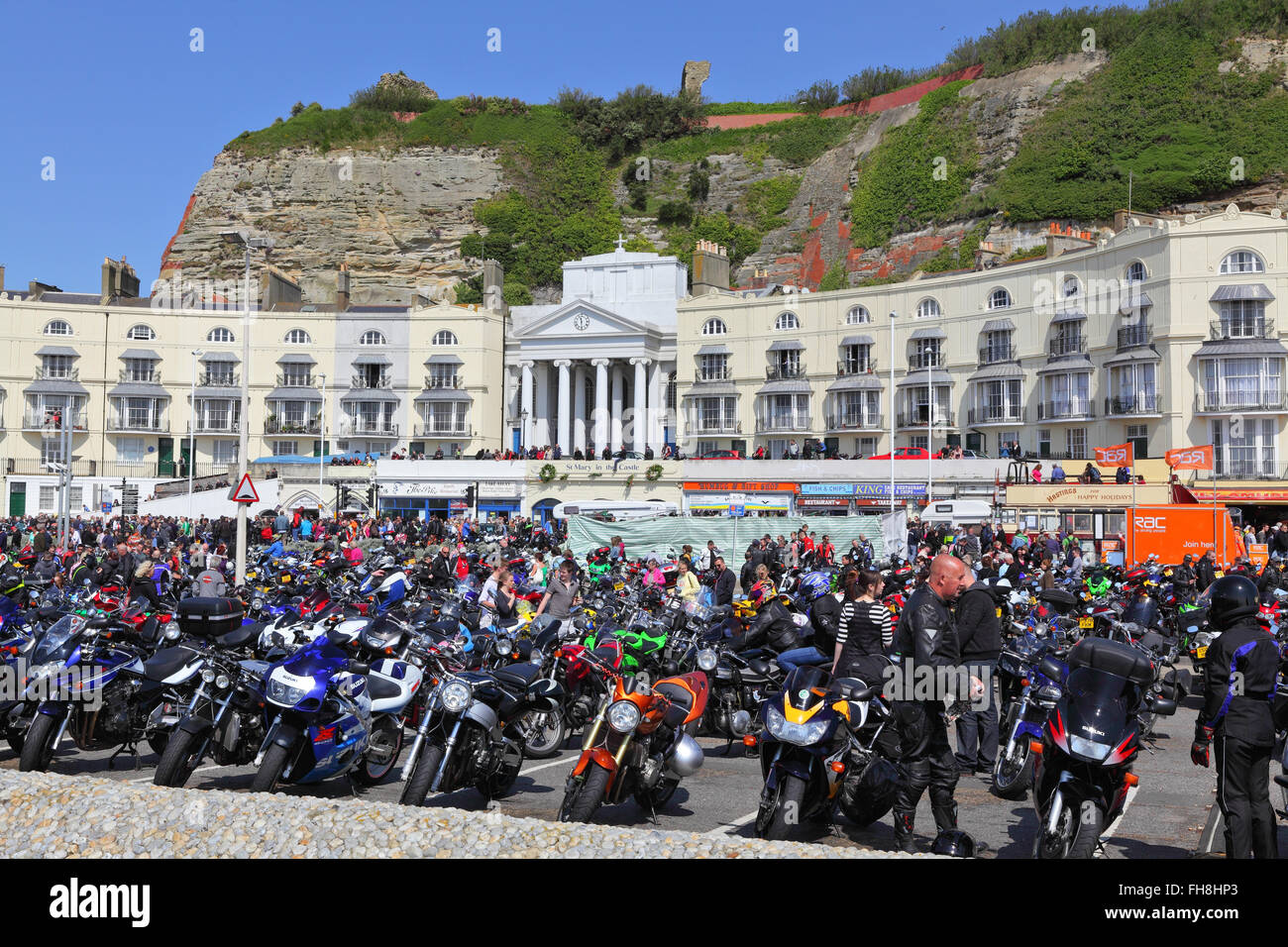 Alcune delle migliaia di motociclette sul lungomare di Hastings, presso il Castello di St Mary-in-the-Castle, presso l'annuale Maggio Bikers Run a Sussex. Bike Rally UK Foto Stock