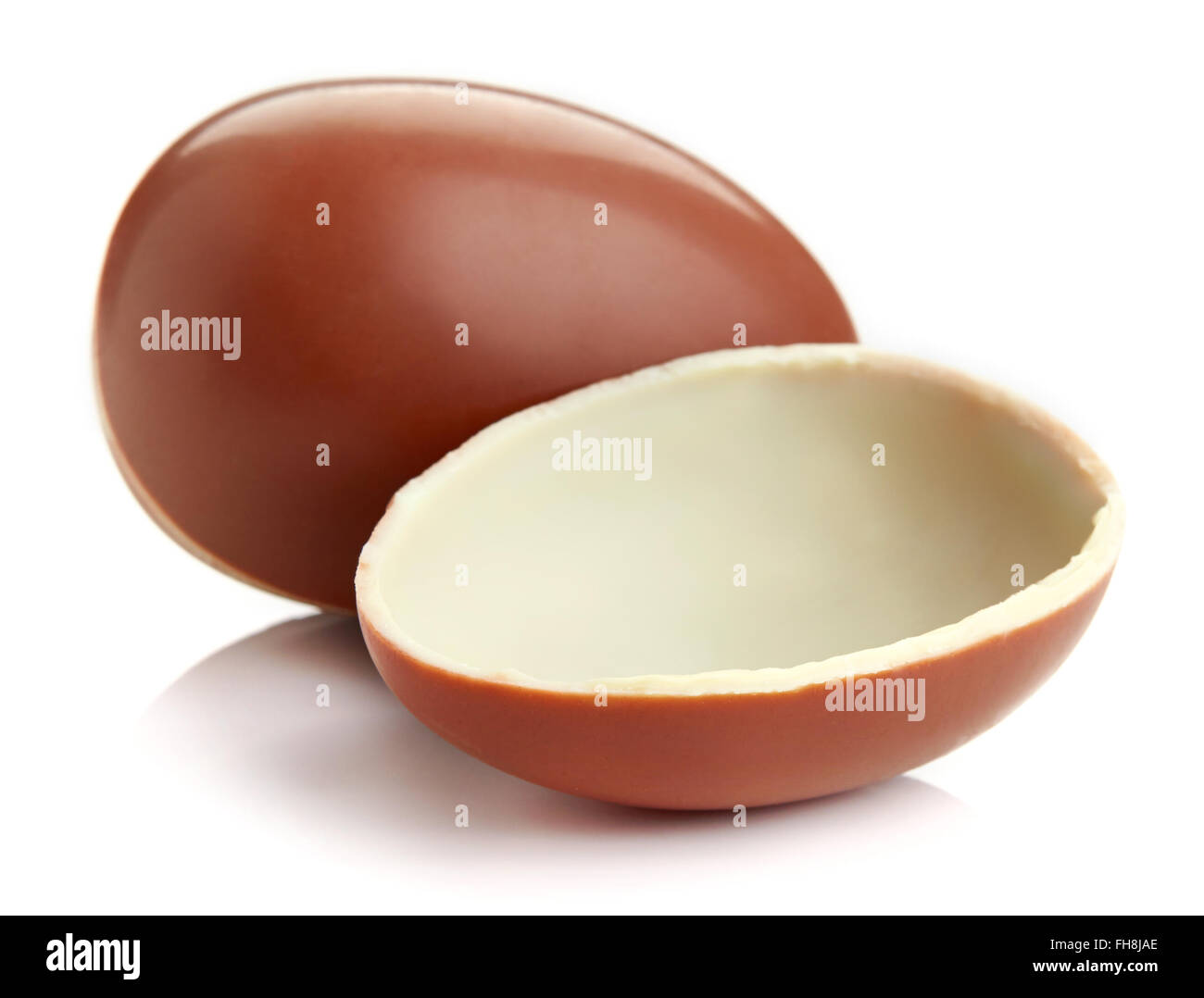 Uovo di cioccolato isolato su sfondo bianco Foto Stock