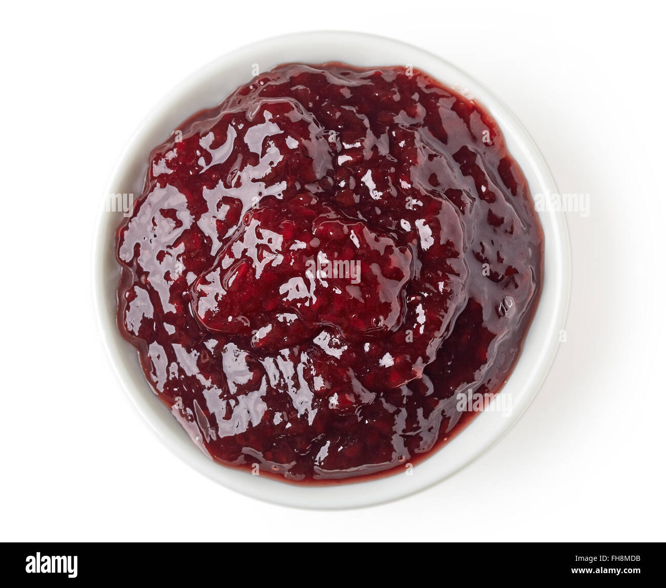 Estate marmellata di frutti di bosco marmellata di arance nel piatto rotondo isolato su sfondo bianco, vista dall'alto Foto Stock