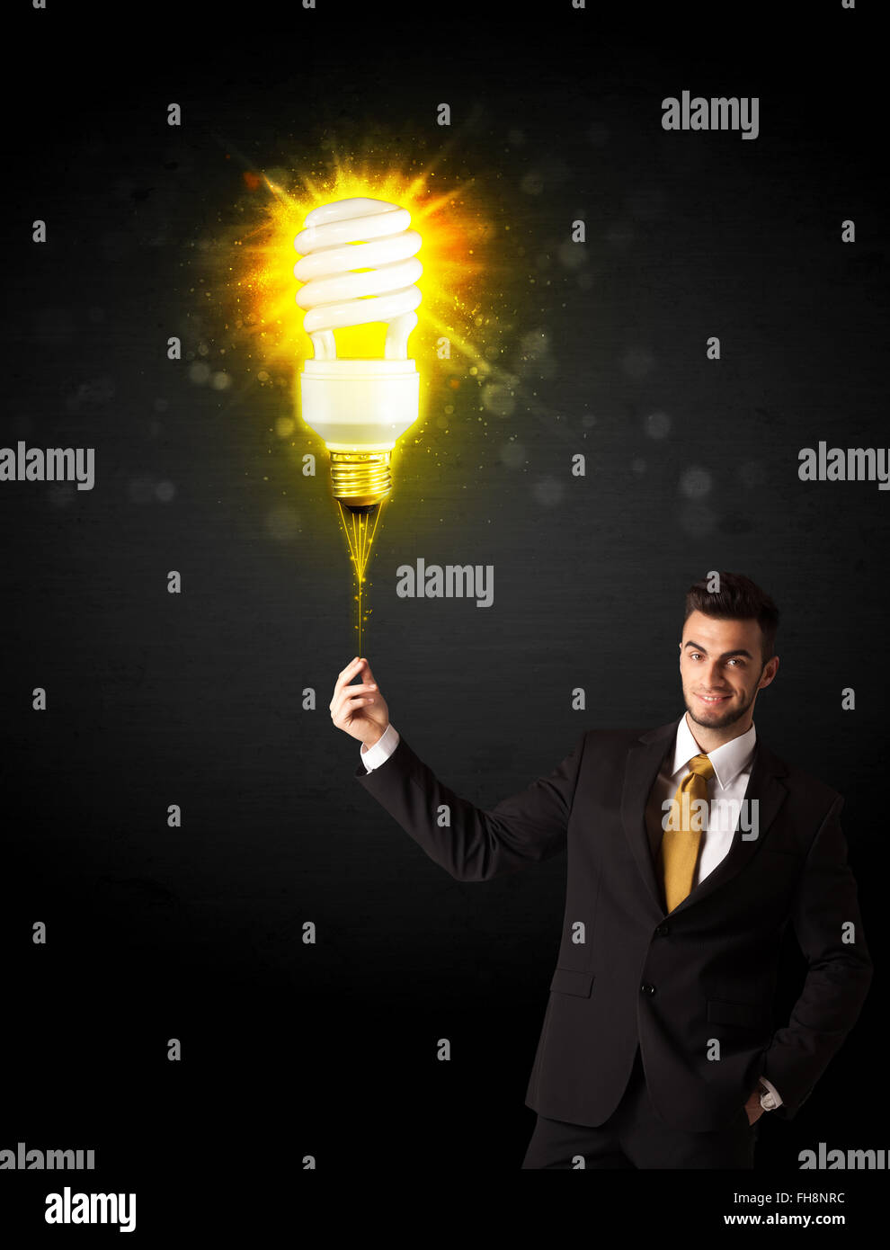 Imprenditore con un eco-friendly la lampadina Foto Stock