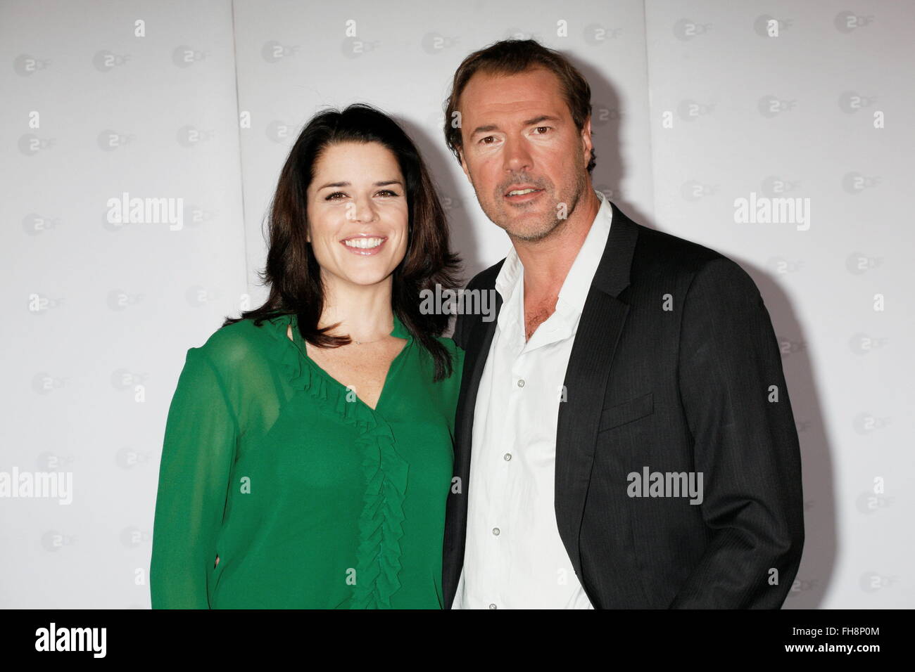 Serie TV, 'Sea Lupo', DEU 2009 - 2010, stagione 1, episodio 1 - 2, la foto chiamata con: Neve Campbell, Sebastian Koch, a terze parti Permissions-Neccessary Foto Stock