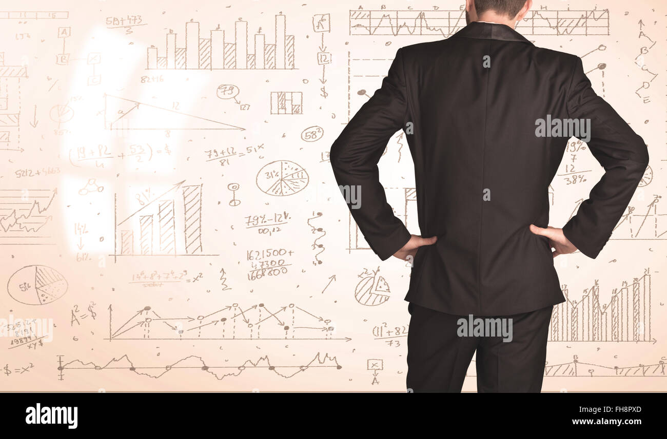 Imprenditore con diagrammi e grafici Foto Stock