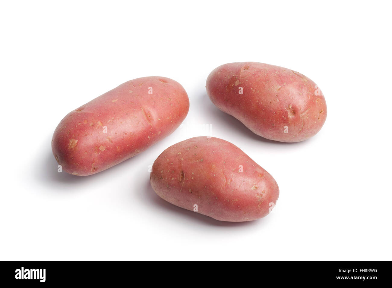 Intero crudo fresco patate Roseval su sfondo bianco Foto Stock