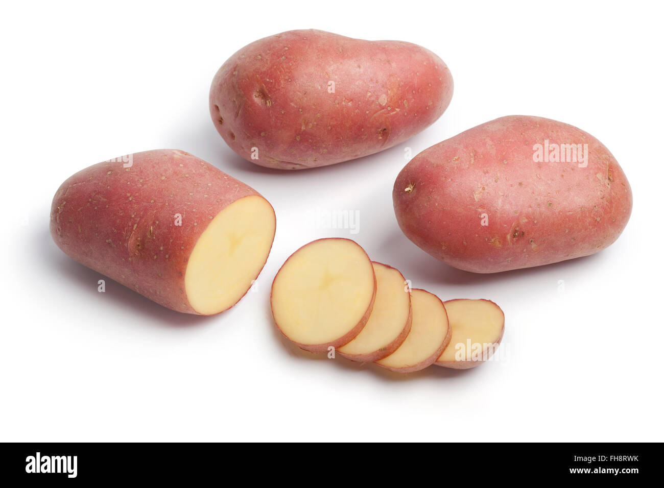 Intero e affettato crudo fresco patate Roseval su sfondo bianco Foto Stock