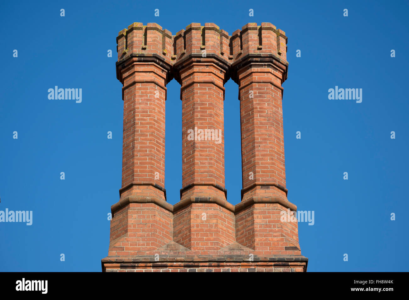 Gruppo di tre tudor ciminiere in laterizio a Hampton Court Palace a Londra, Inghilterra Foto Stock