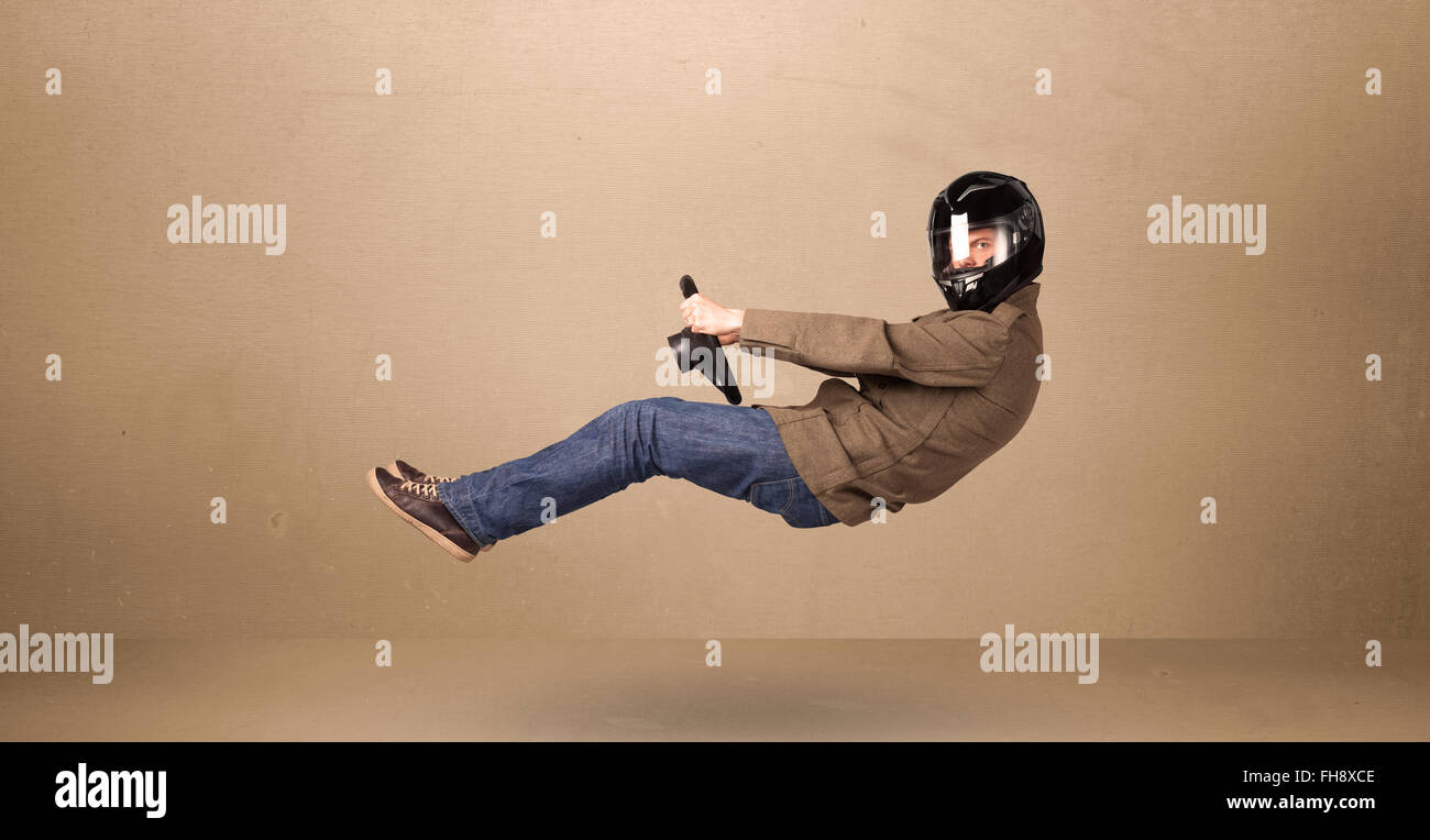 Happy funny uomo alla guida di un automobile di volo concetto Foto Stock