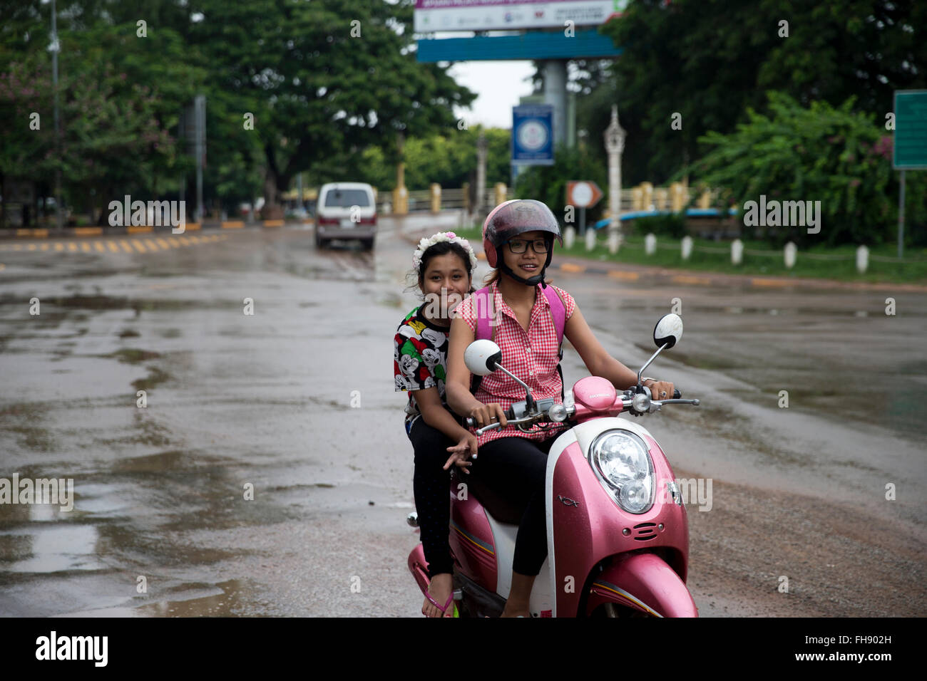 Donna e bambina sulla moto a Siem Reap, Cambogia Foto Stock