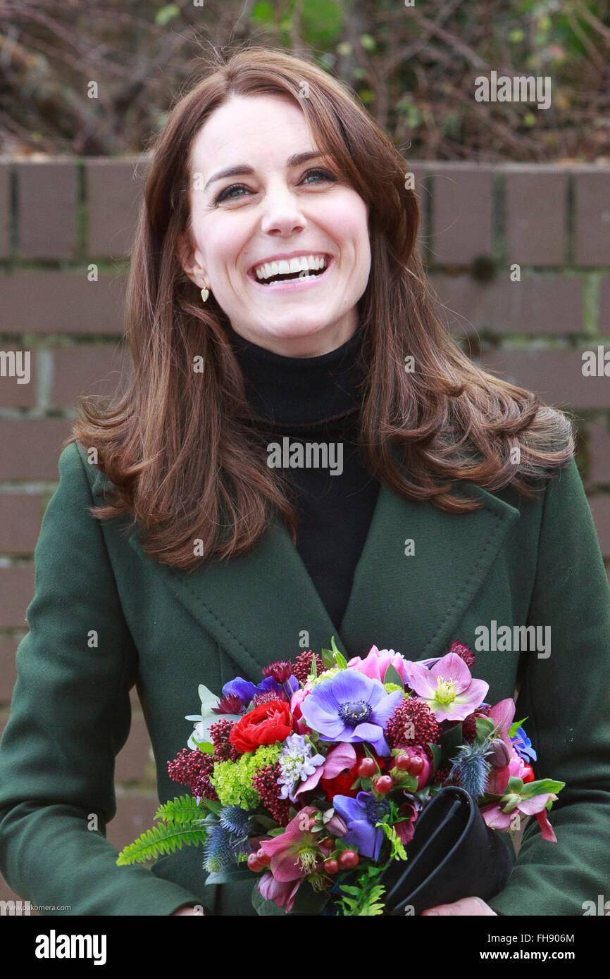 Edimburgo, Scozia. Regno Unito. Il 24 febbraio, 2016. La Duchessa di Cambridge si diparte Wester Hailers Education Center. Pak@ Mera/Alamy Live News. Foto Stock