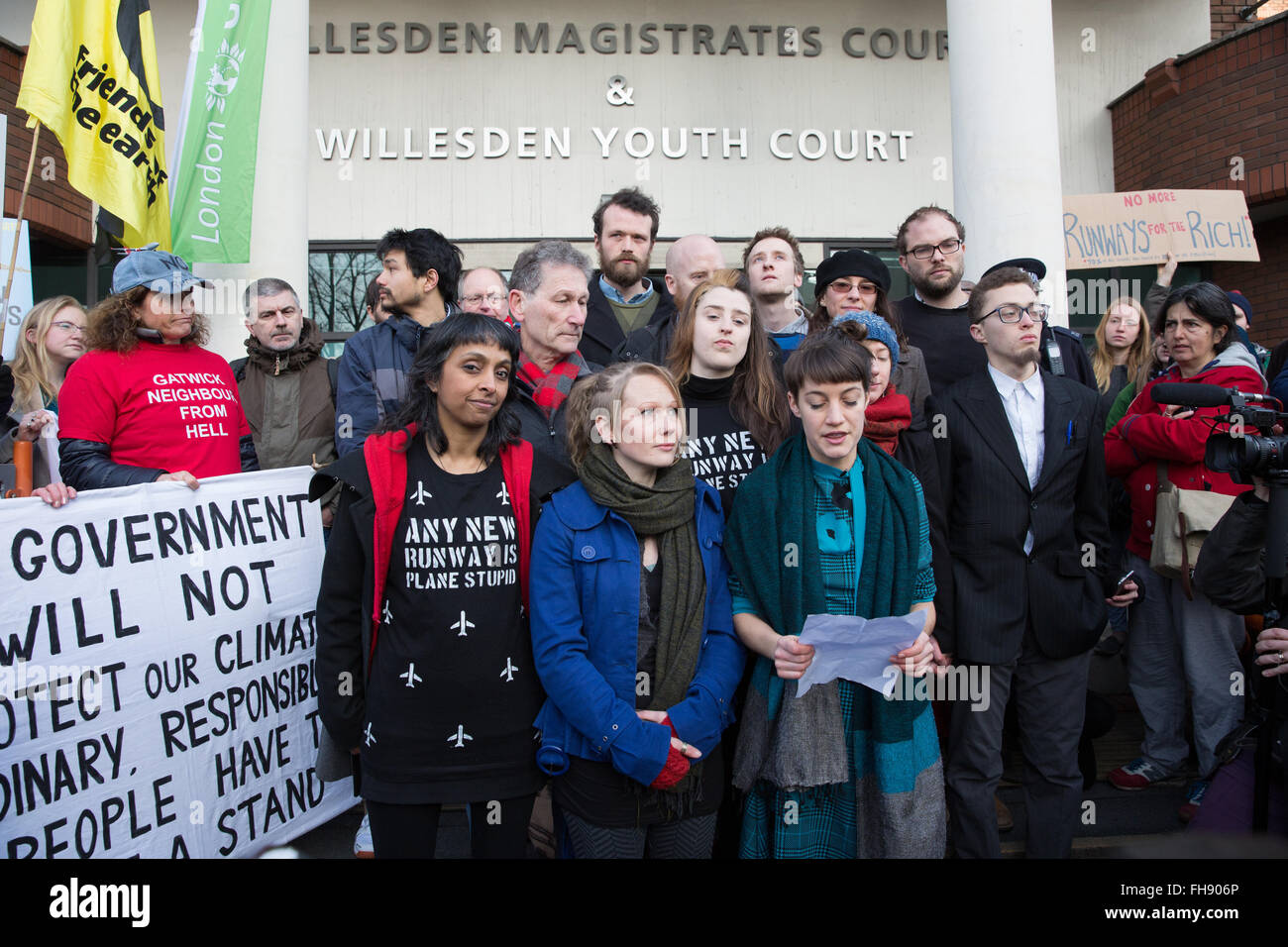 Londra, Regno Unito. Il 24 febbraio, 2016. Danielle Paffard legge una dichiarazione a nome dei 13 piano attivisti stupido prima della condanna a Willesden Magistrates Court. Credito: Mark Kerrison/Alamy Live News Foto Stock