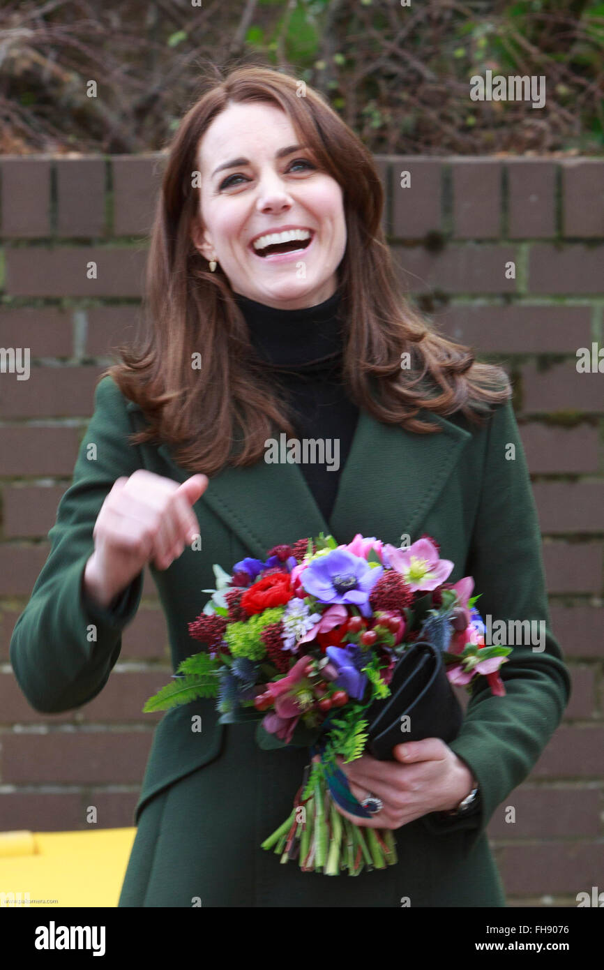 Edimburgo, Scozia. Regno Unito. Il 24 febbraio, 2016. La Duchessa di Cambridge si diparte Wester Hailers Education Center. Pak@ Mera/Alamy Live News. Foto Stock