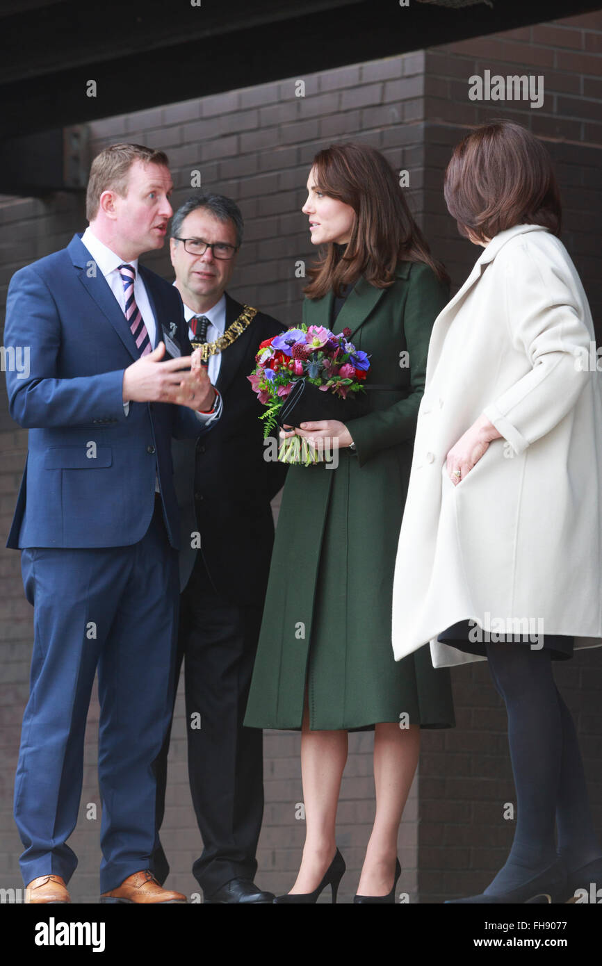 Edimburgo, Scozia. Regno Unito. Il 24 febbraio, 2016. La Duchessa di Cambridge si diparte Wester Hailers Education Center. Pak@ Mera/Alamy Live News. Foto Stock